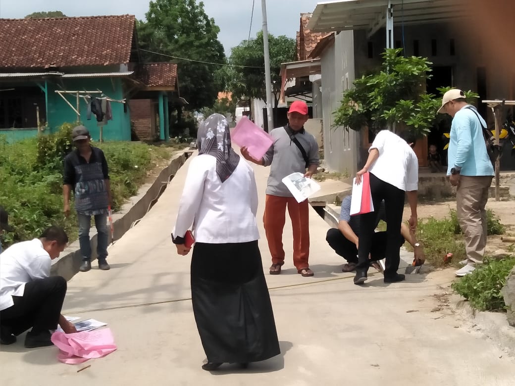 Babinsa Sukadanaham Dampingi Pengecekan Anggaran Kelurahan