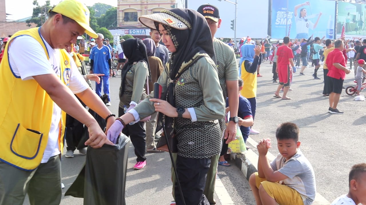 Jajaran Kodim 0410/KBL Bersih-bersih di Area Car Free Day