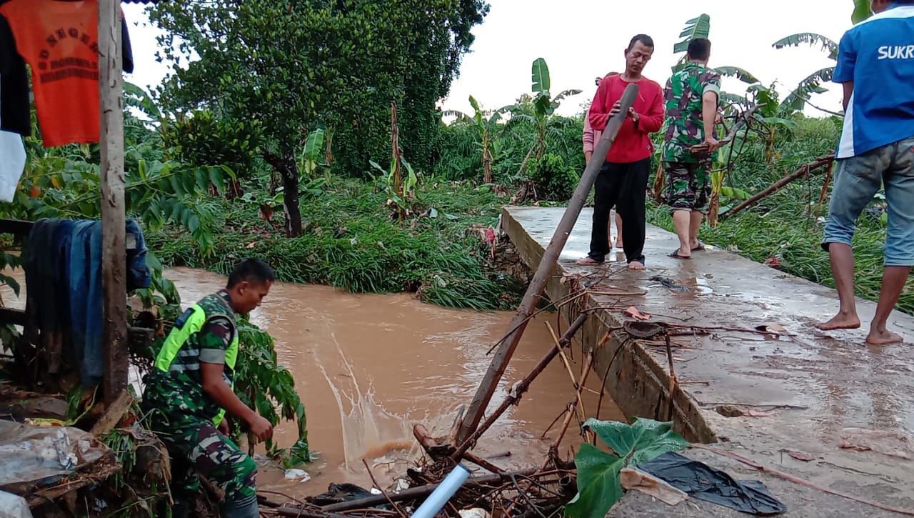 Babinsa Kalibalau Kencana Bantu Warga Bersihkan Sisa-sisa Banjir