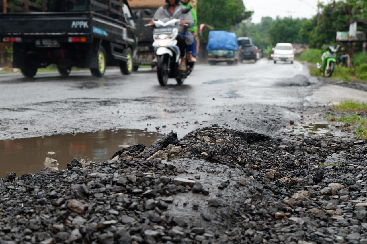 Hati-hati, Jalinbar Bernung Rusak dan Berlubang!