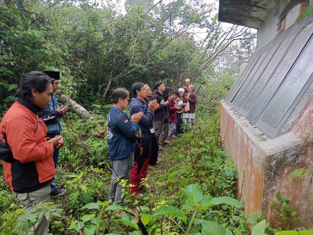 Peringati Gempa Liwa di Monumen dan Makam yang Terbengkalai