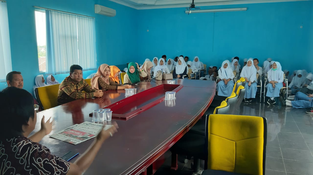 Radar Lampung Bekali Siswa SMAN 1 Way Tenong Tentang Jurnalistik