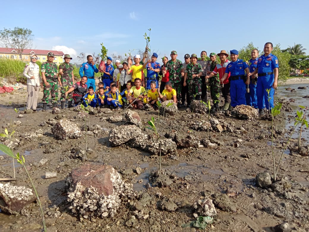 Danramil TbU Laksanakan Penanaman Mangrove