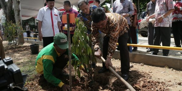 Embung Unila Diisi Bibit Ikan dari Wali Kota