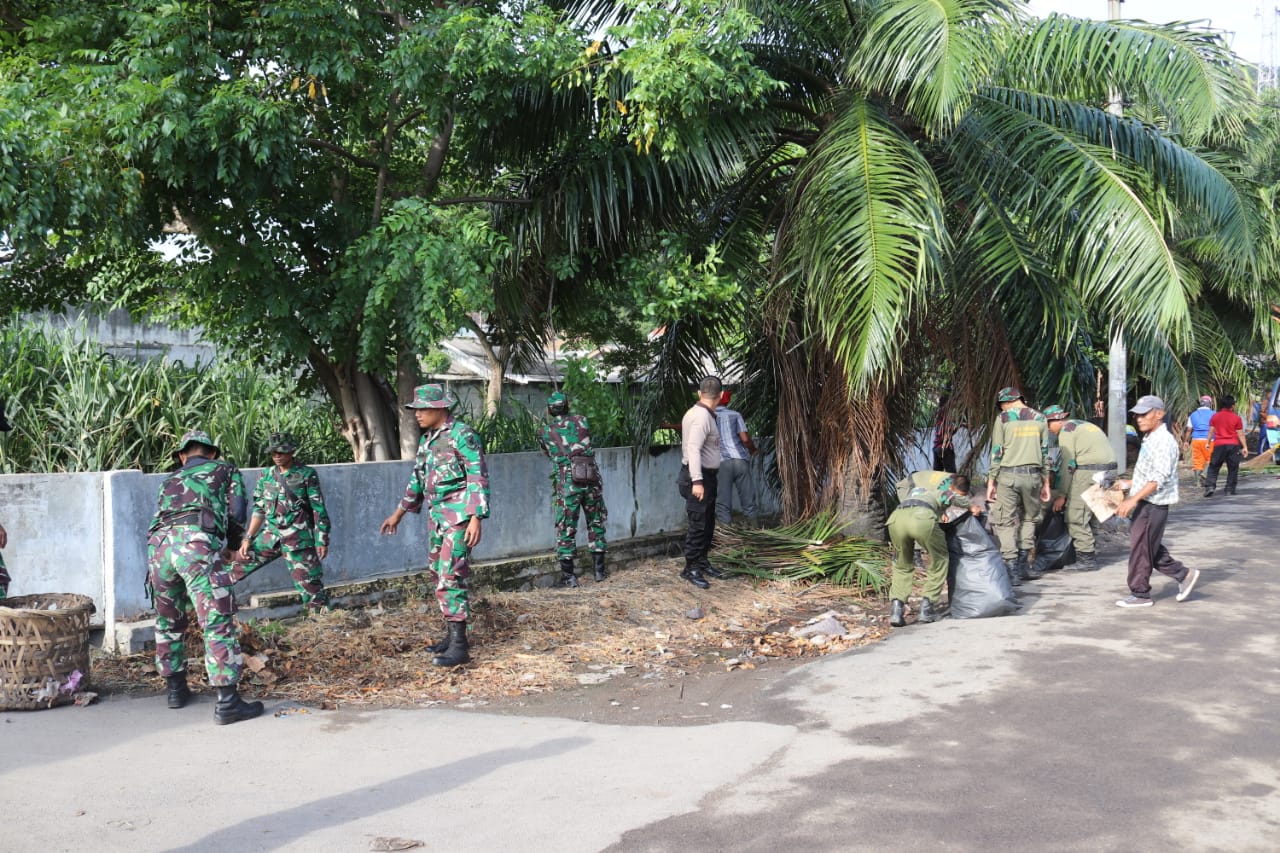 Anggota Kodim 0410/KBL Bersih-bersih Lingkungan