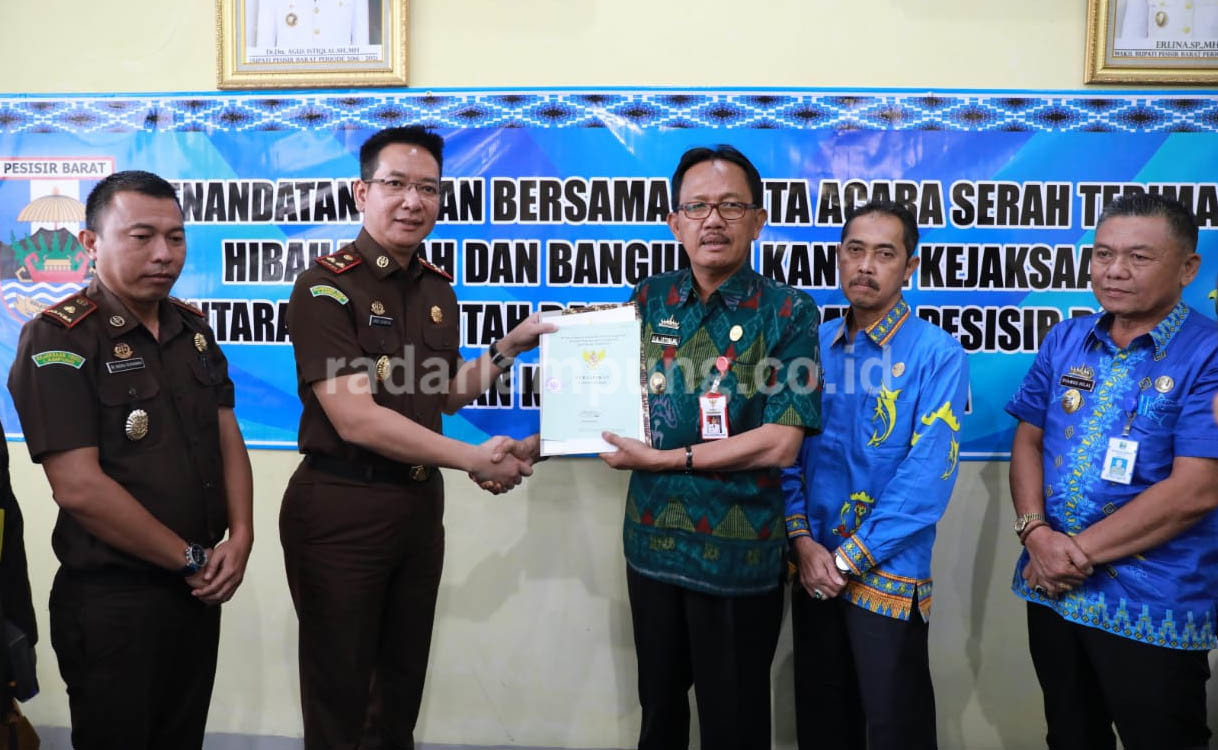 Pemkab Pesbar Hibahkan Tanah dan Bangunan untuk Cabjari