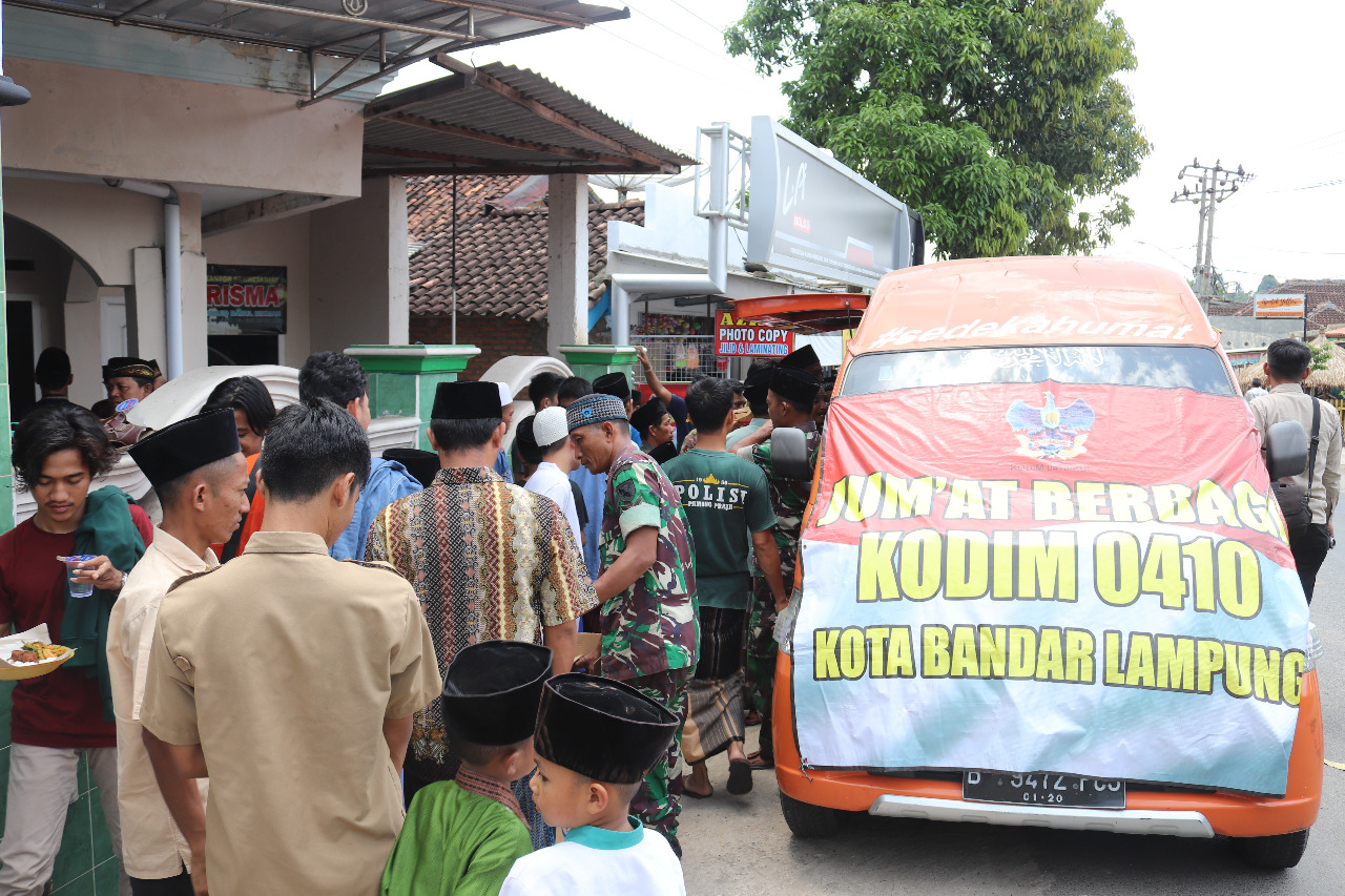 Kegiatan Jumat Berbagi Kodim 0410/KBL