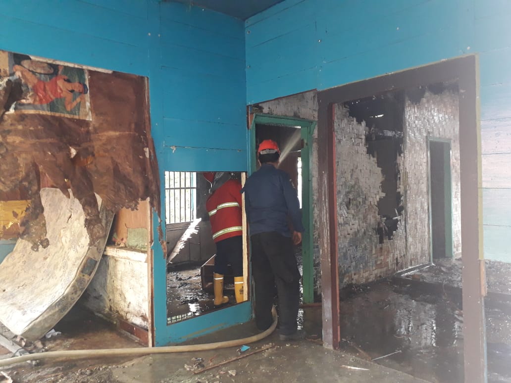 Diduga Sengaja Dibakar, Rumah Geribik Tak Berpenghuni Ludes Terbakar