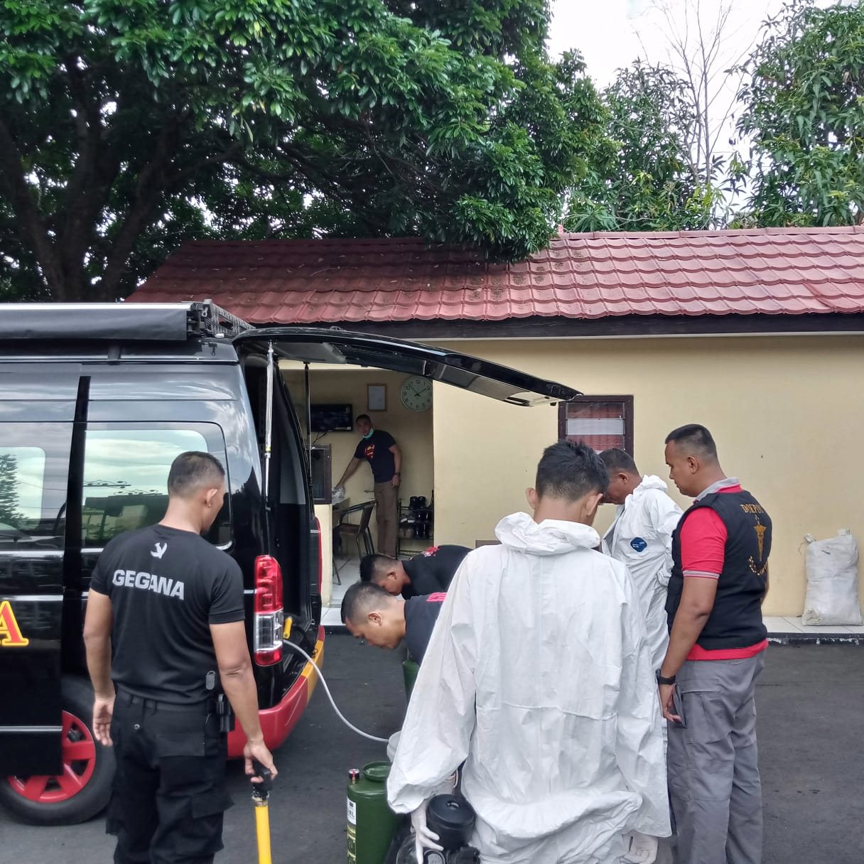 Cegah Penyebaran Covid-19, Rumdis Kapolda Lampung Disemprot Cairan Disinfektan