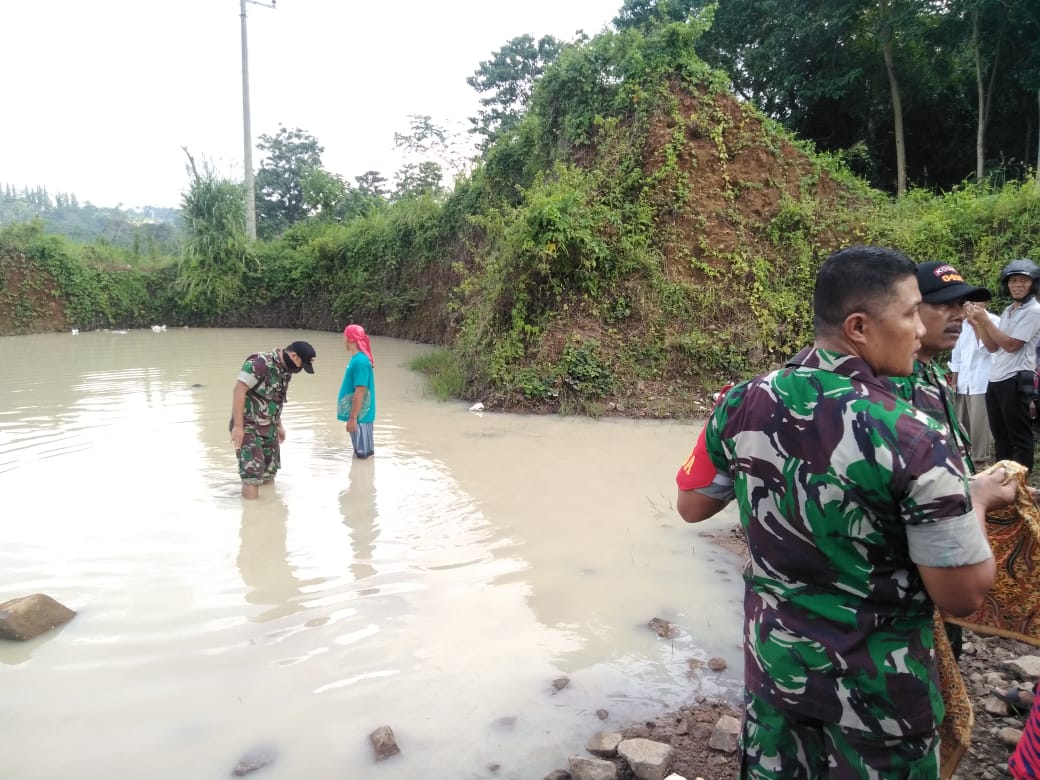 Babinsa Sukadanaham Bantu Evakuasi Penemuan Mayat