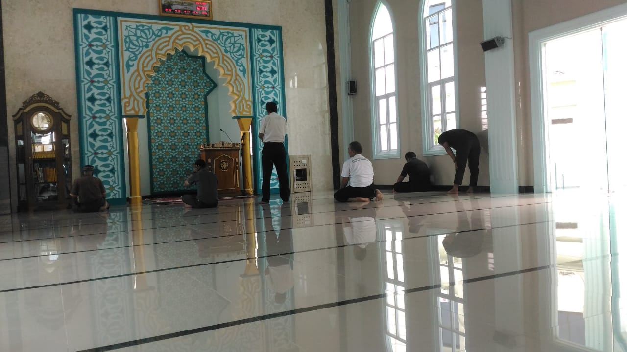 Antisipasi Covid-19, Ambal Masjid di PN Tanjungkarang Digulung