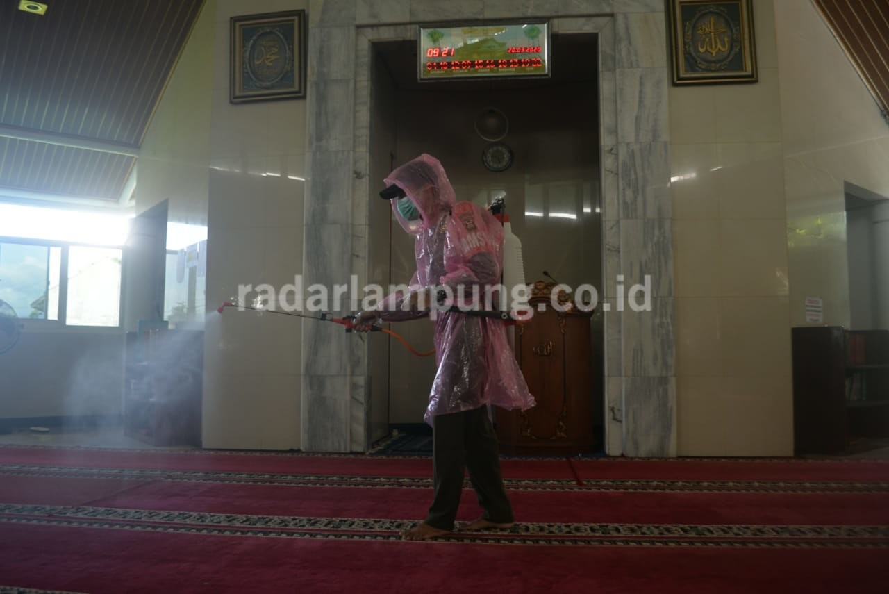 Jelang Jumatan, Pemkot Bandarlampung Semprot Masjid