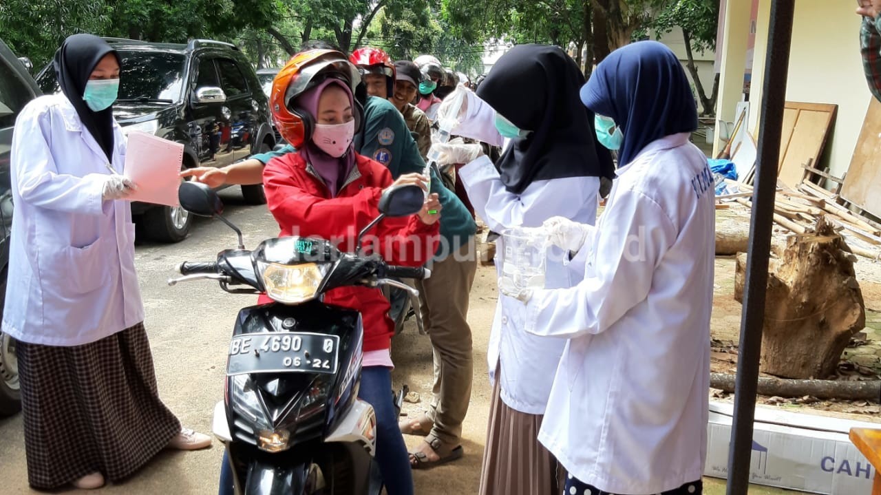 Mahasiswa Kimia Unila Bagikan Hand Sanitizer Gratis Bagi Pejalan dan Pengendara