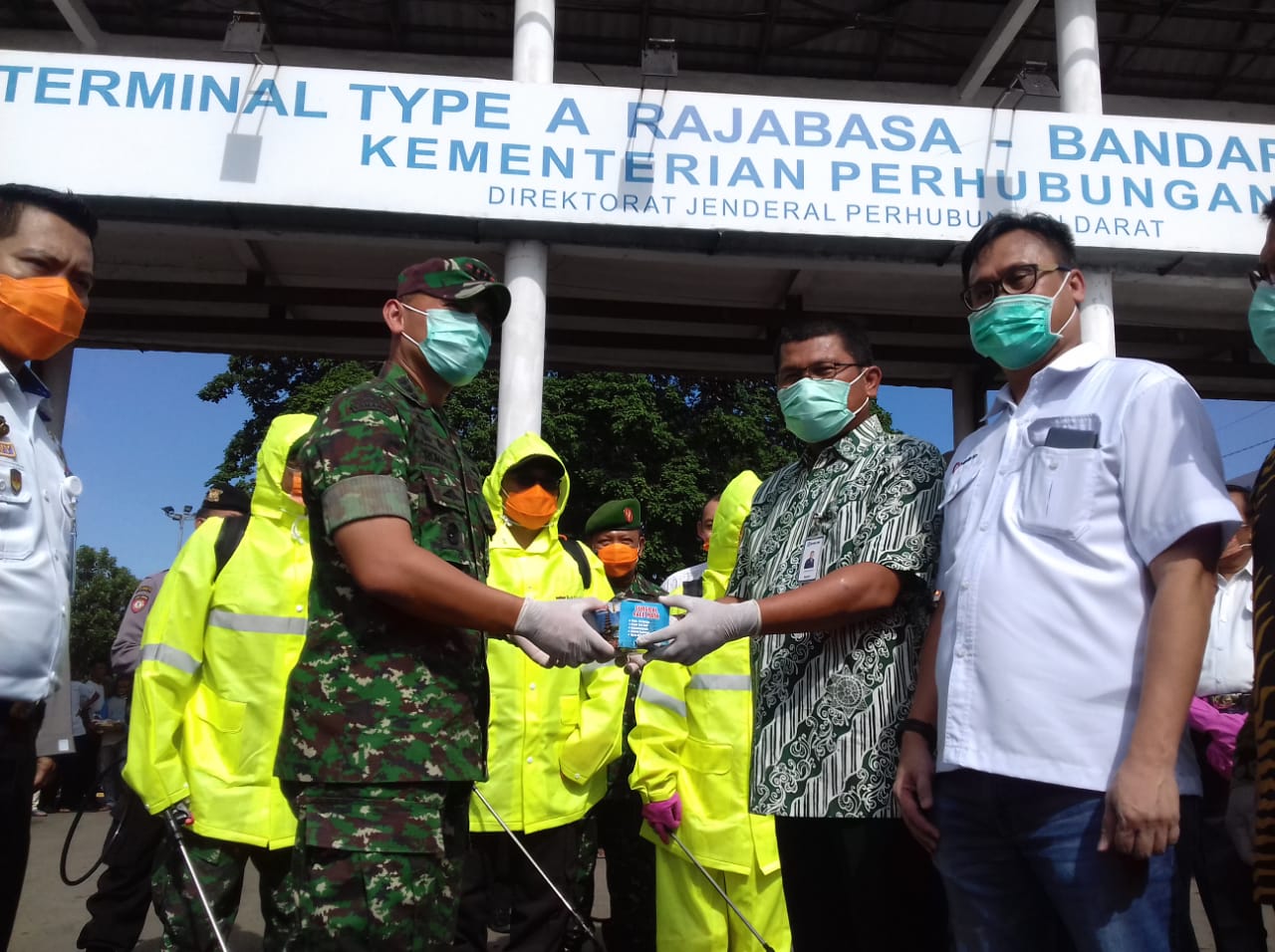 PT.BA Bagi Masker di Terminal Rajabasa