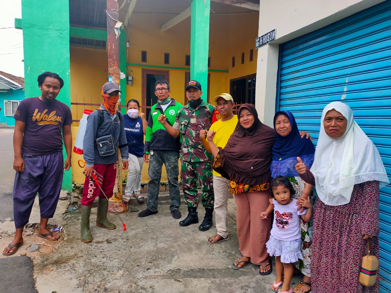 Pemkot Semprot Jalan Lingkungan