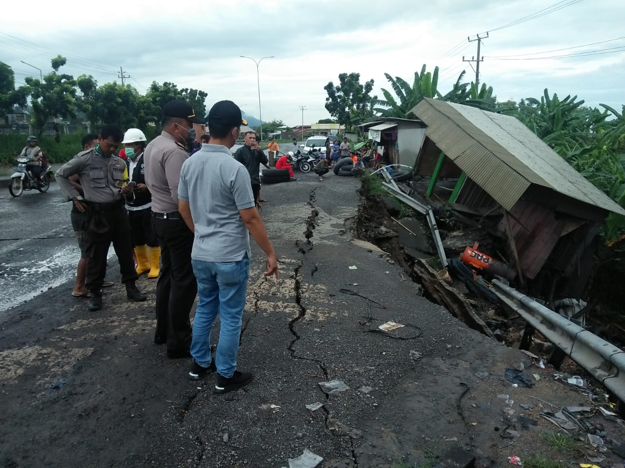 Babinsa Ketapang Bantu Evakuasi Korban Longsor