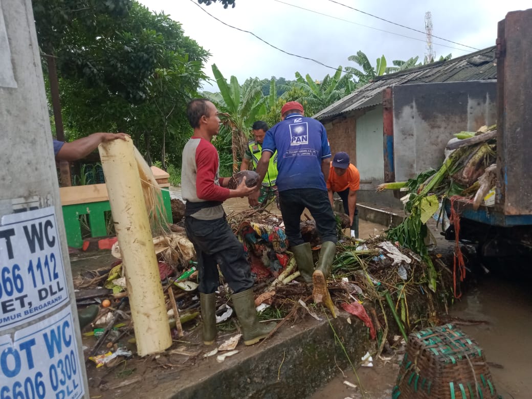 Babinsa Sukamaju Bersihkan Sampah Penyebab Sumbat Air