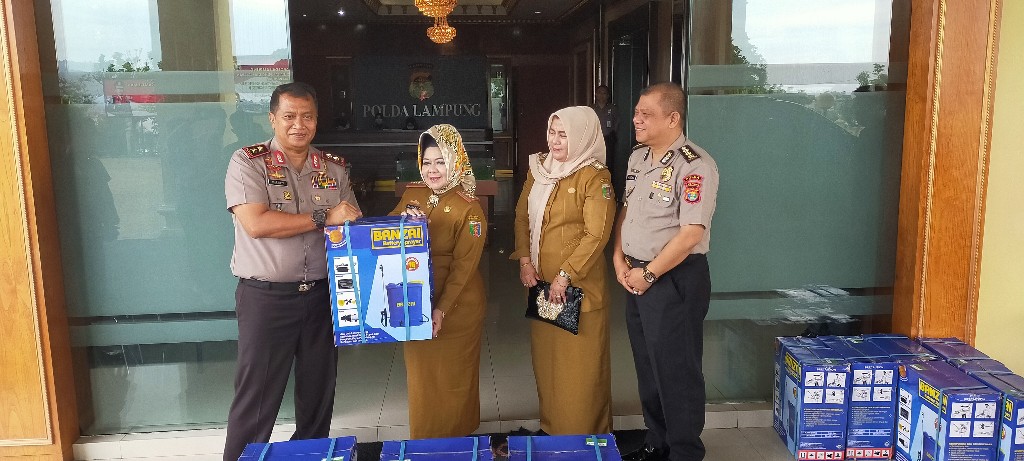 Polda Salurkan Bantuan 10 Alat Penyemprot Disenfektan ke Dinkes Lampung