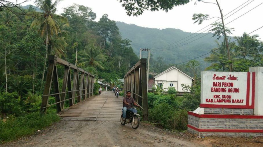 Atap Jembatan Pekon Tuguratu Hilang