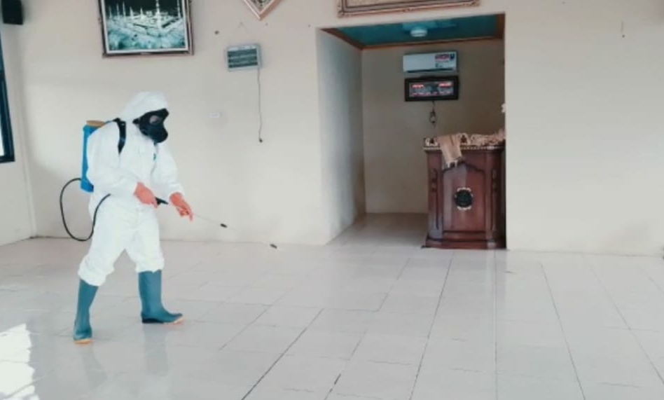 Polres Mesuji Sterilisasi Masjid Dengan Disinfektan
