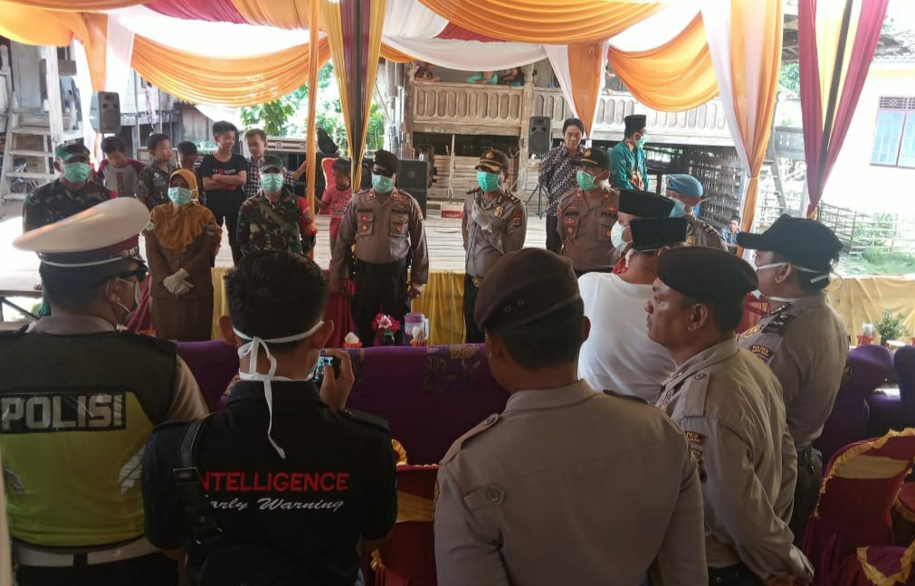 Wakapolres Bubarkan Resepsi Pernikahan di Bengkunat