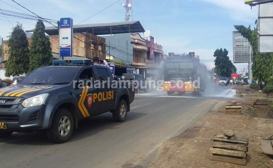 Polres Lamtim Turunkan Mobil AWC, Basahi Pekalongan Dengan Disinfektan