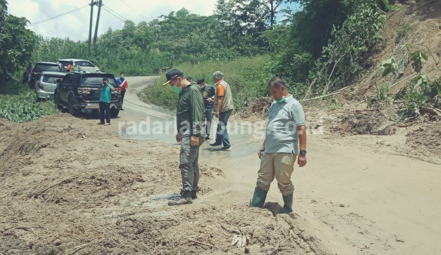 Tinjau Korban Banjir, Bupati Janji Segera Kirim Bantuan