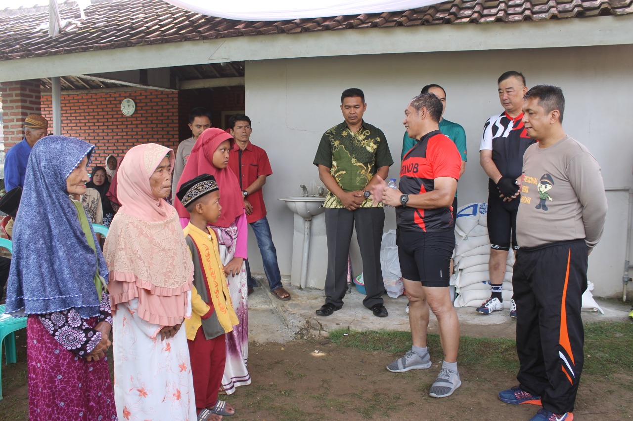 Gowes ke Pringsewu, Wakapolda Lampung Berikan Santunan