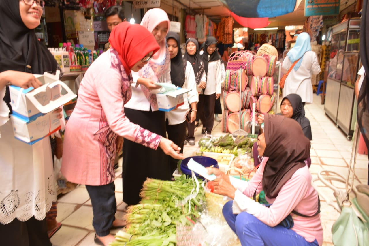 Setelah Lihat Tes Rockport CJH, Bunda PAUD Bagi Masker di Pasar