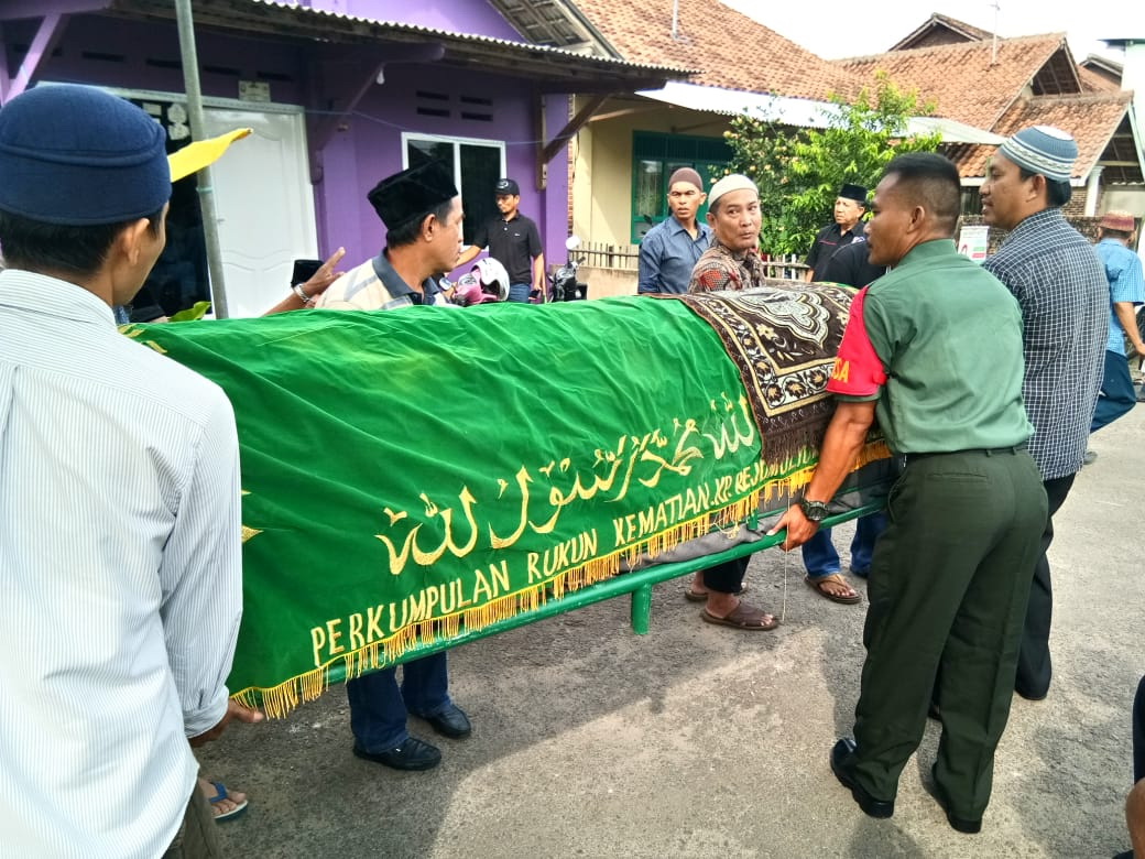 Babinsa Kedaton Hadiri Pemakaman Warganya yang Meninggal