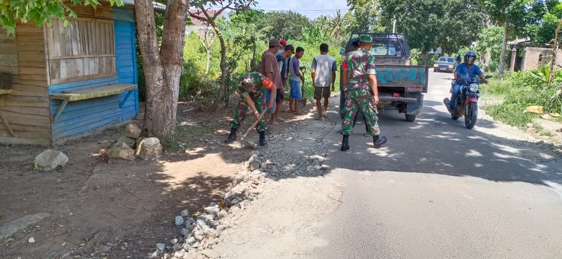 Anggota Koramil 410-06/KDT Laksanakan Gotong Royong Bersama