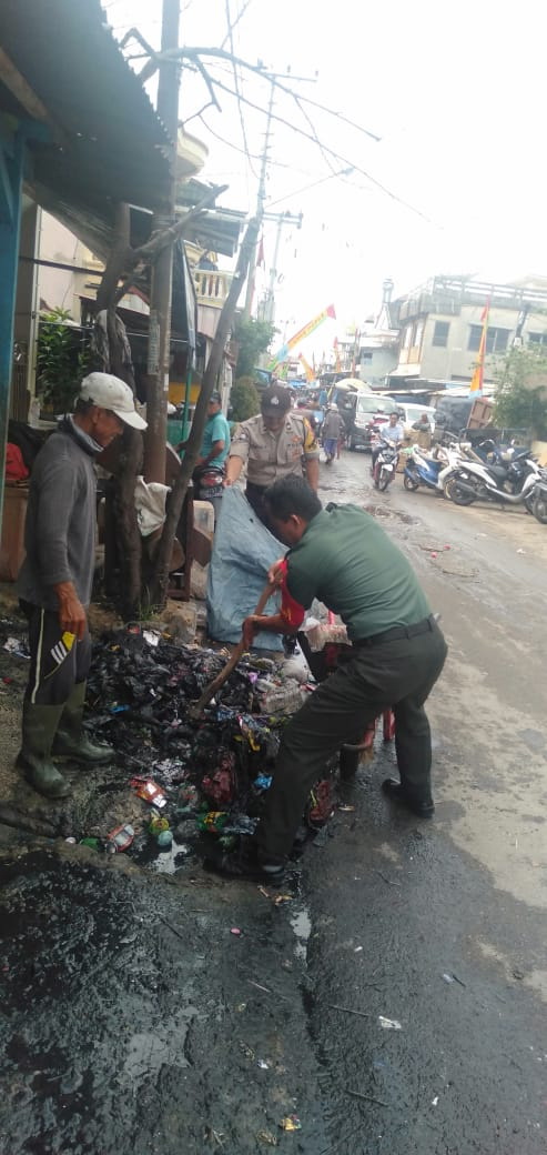 Babinsa Kangkung Laksanakan Gotong Royong