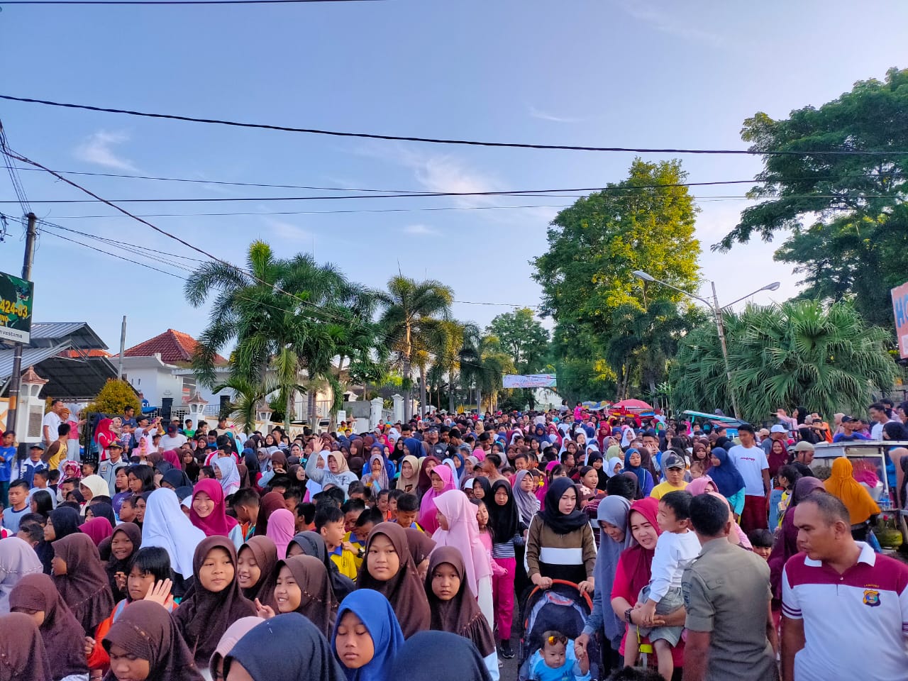 Ribuan Warga Ikut Jalan Sehat Pemkab Tanggamus