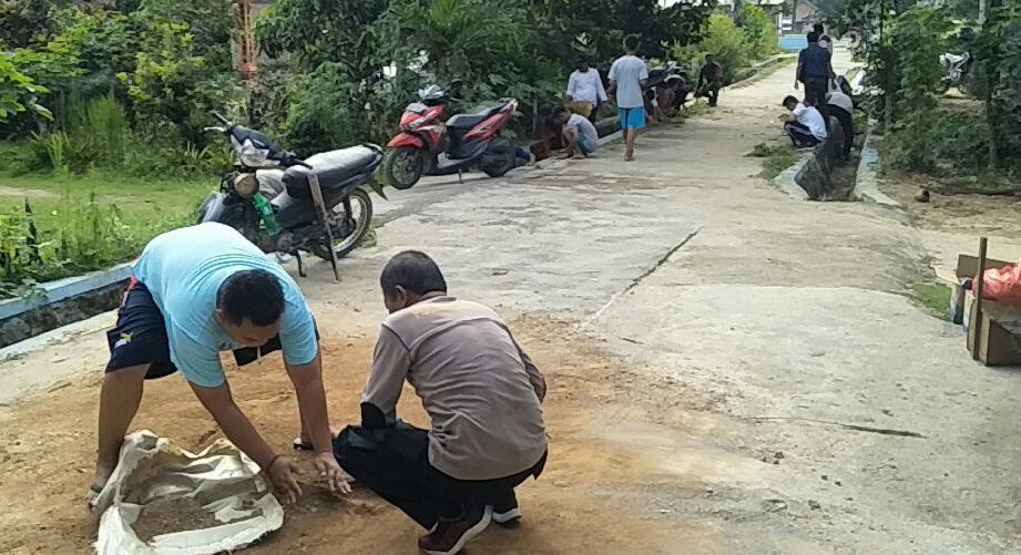 Polisi dan TNI di Waykanan Gotong Royong Bersih-bersih Lingkungan