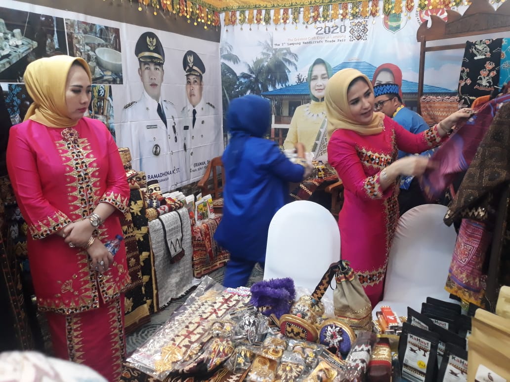 Di Lampung Craft, Tapis Pesawaran Jadi Pusat Perhatian