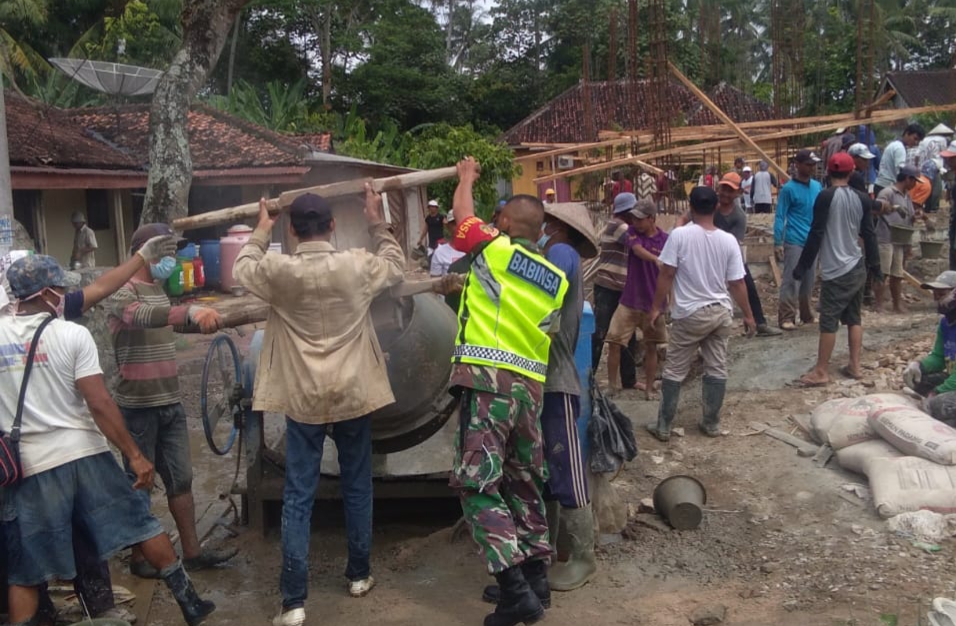 Babinsa Kedondong Kerja Bakti Bantu Bangun Masjid