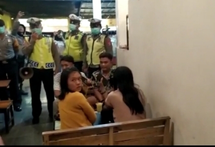 Polisi Bubarkan Pengunjung Kafe di Pekalongan