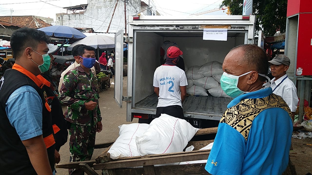 Babinsa Pasir Gintung Bantu Bulog Laksanakan Pasar Murah