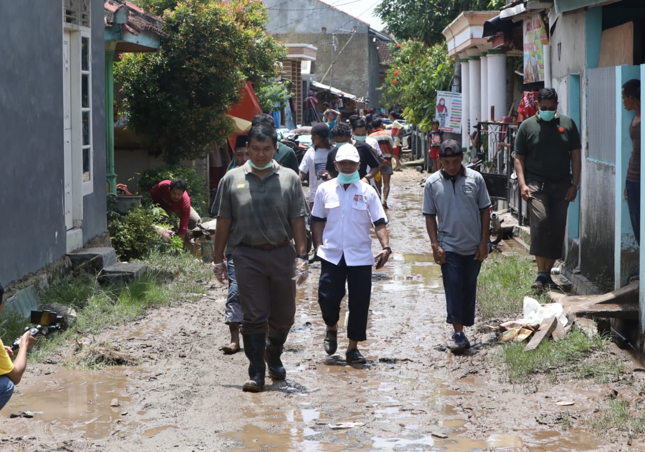 Rycko Tinjau Korban Banjir di TbT