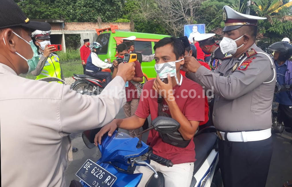 PDIP Pesawaran-Fraksi Gerindra-Satlantas Bagi-bagi Masker