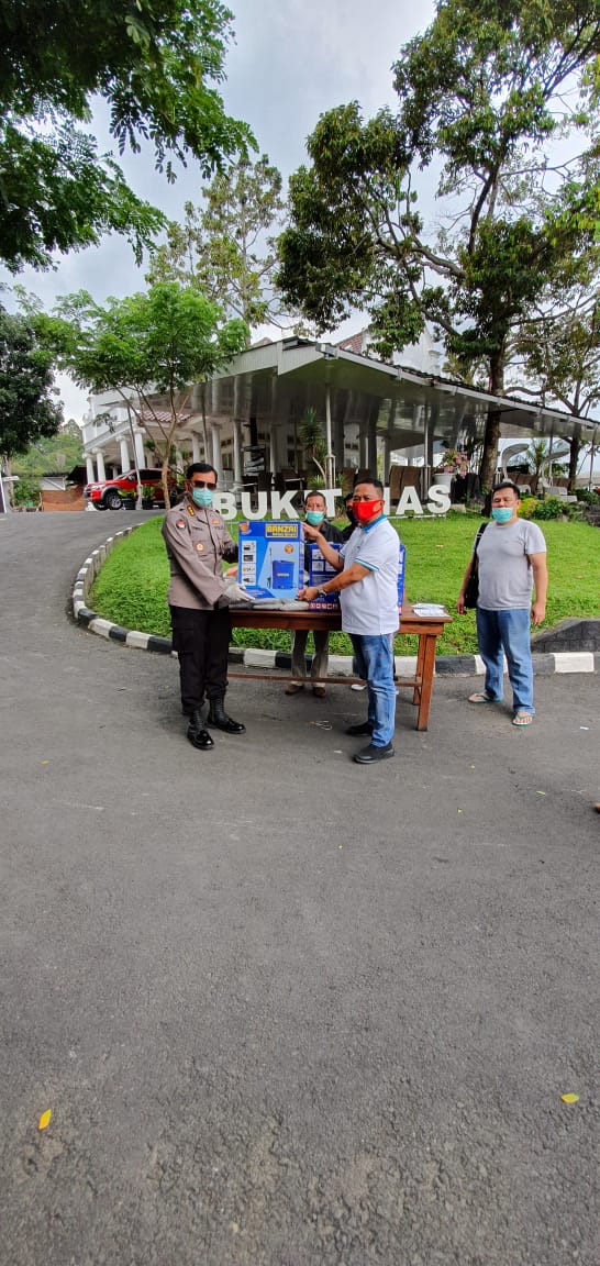 Polda Lampung Salurkan 20 Pasang APD Lengkap ke Relawan Covid-19