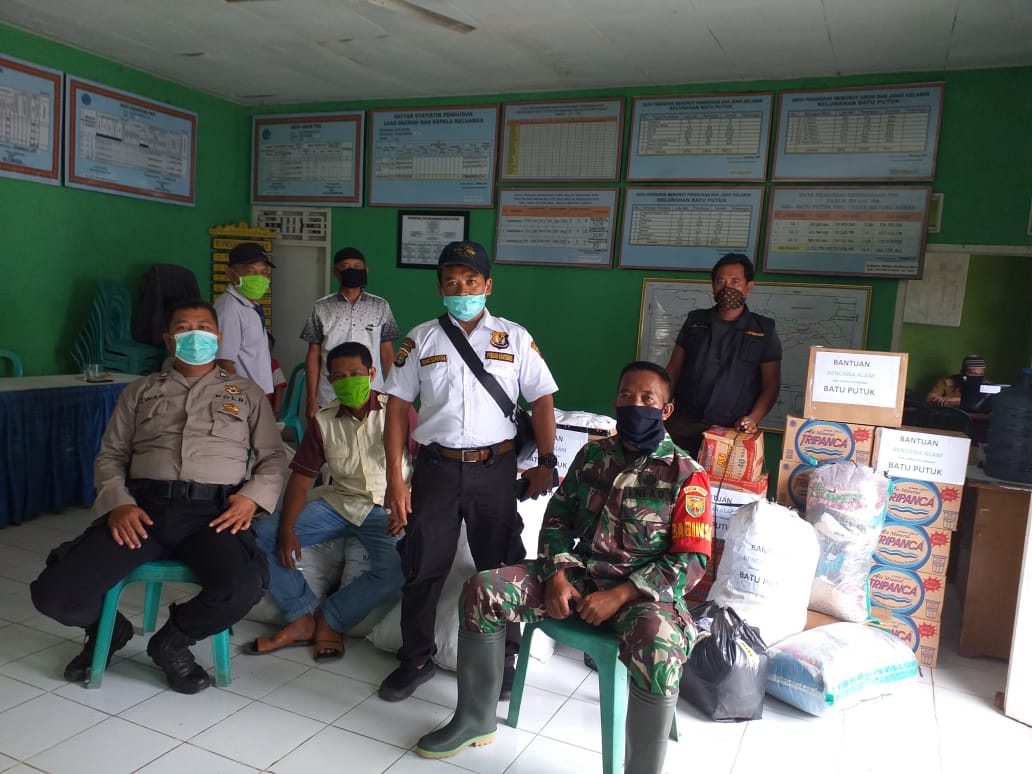 Babinsa Batu Putu Bersama Lurah Serahkan Bantuan ke Korban Banjir