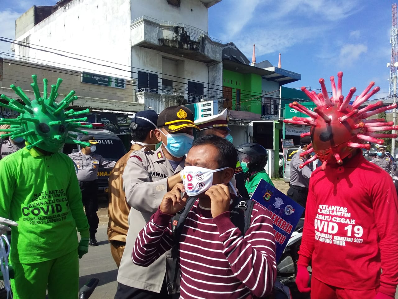 Peduli Pencegahan Covid-19, Polres Lamtim Bagikan Masker kepada Masyarakat