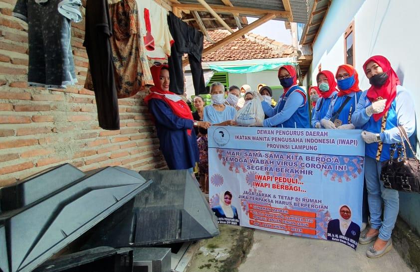 IWAPI Lampung Bagi Sembako di Daerah Ini