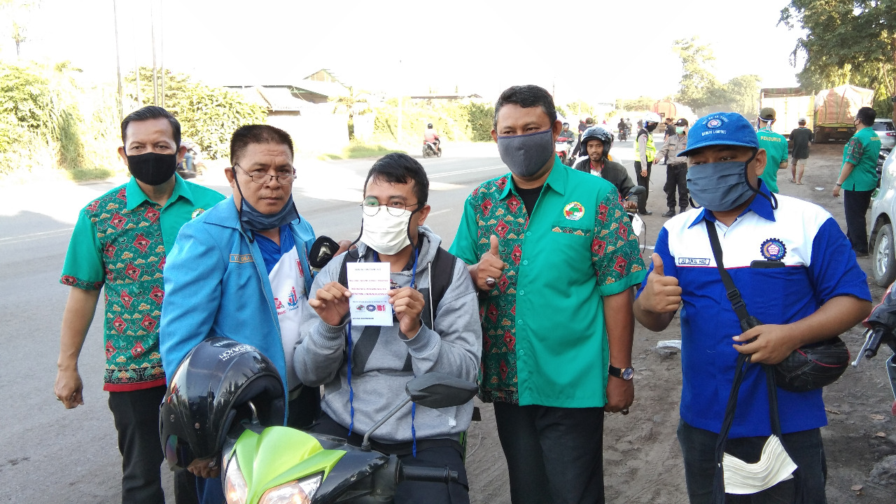 Cegah Covid-19, Karyawan Sungai Budi Group Bagikan Ribuan Masker