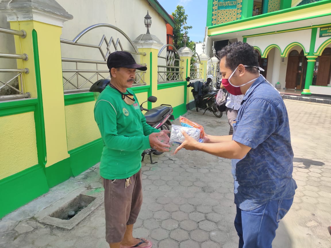 IJTI Lampung Bagikan Masker ke Masjid-masjid