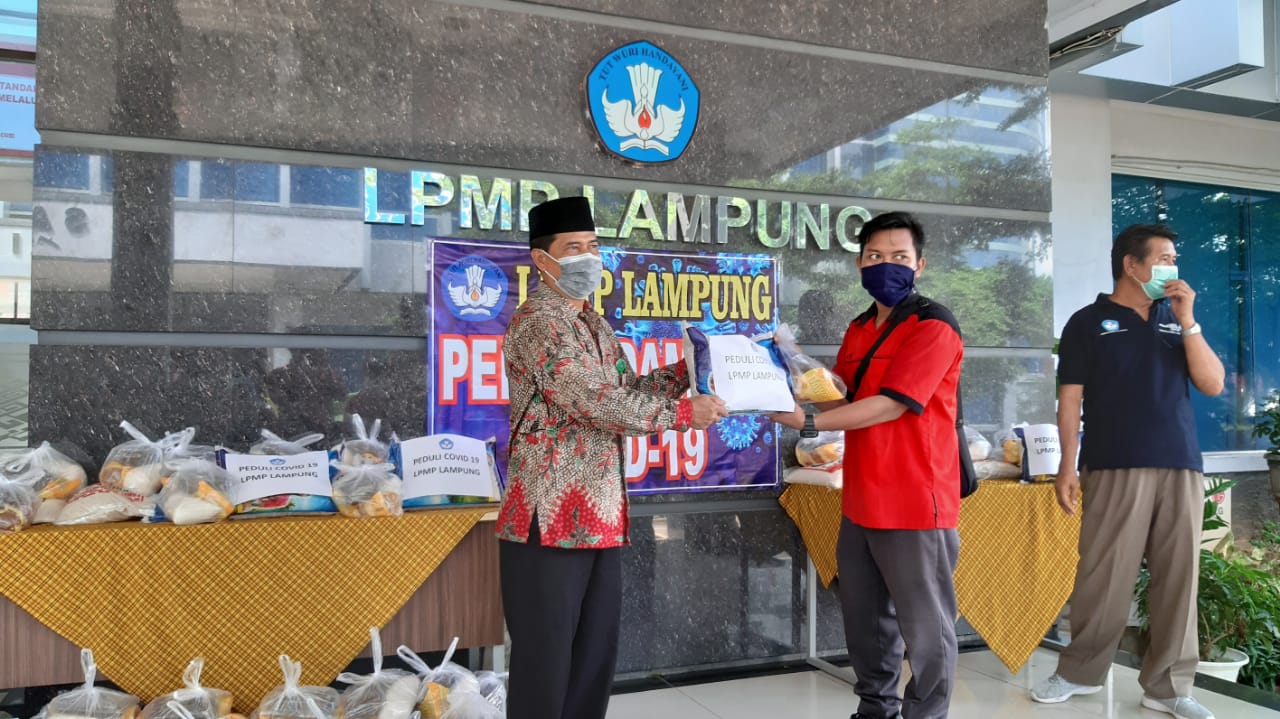 LPMP Lampung Bagikan Sembako untuk Masyarakat dan Guru