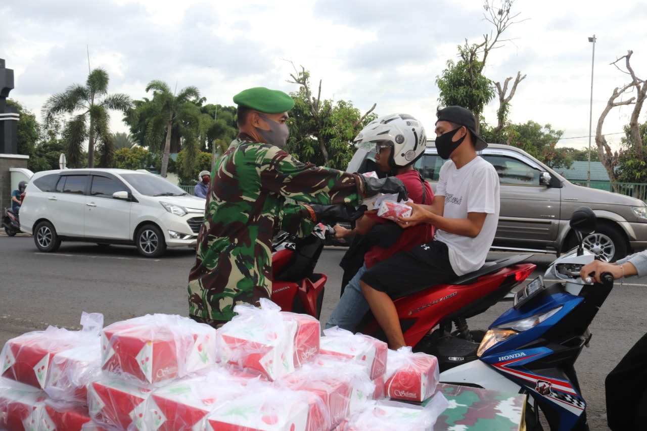 Kodim 0410/KBL Berbagi Takjil di Hari Pertama Bulan Puasa