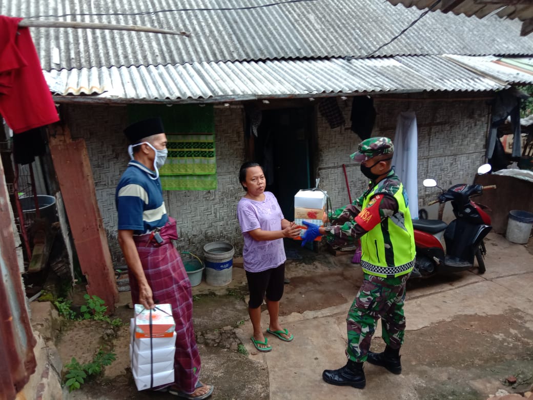 TNI dan Polri Bagikan Makanan ke Masyarakat