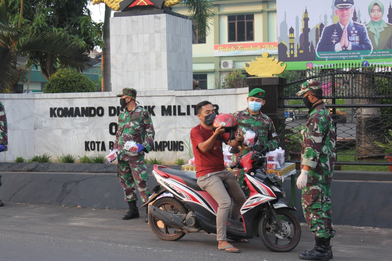 Bulan Ramadan, Kodim 0410/KBL Bagikan Takjil ke Masyarakat